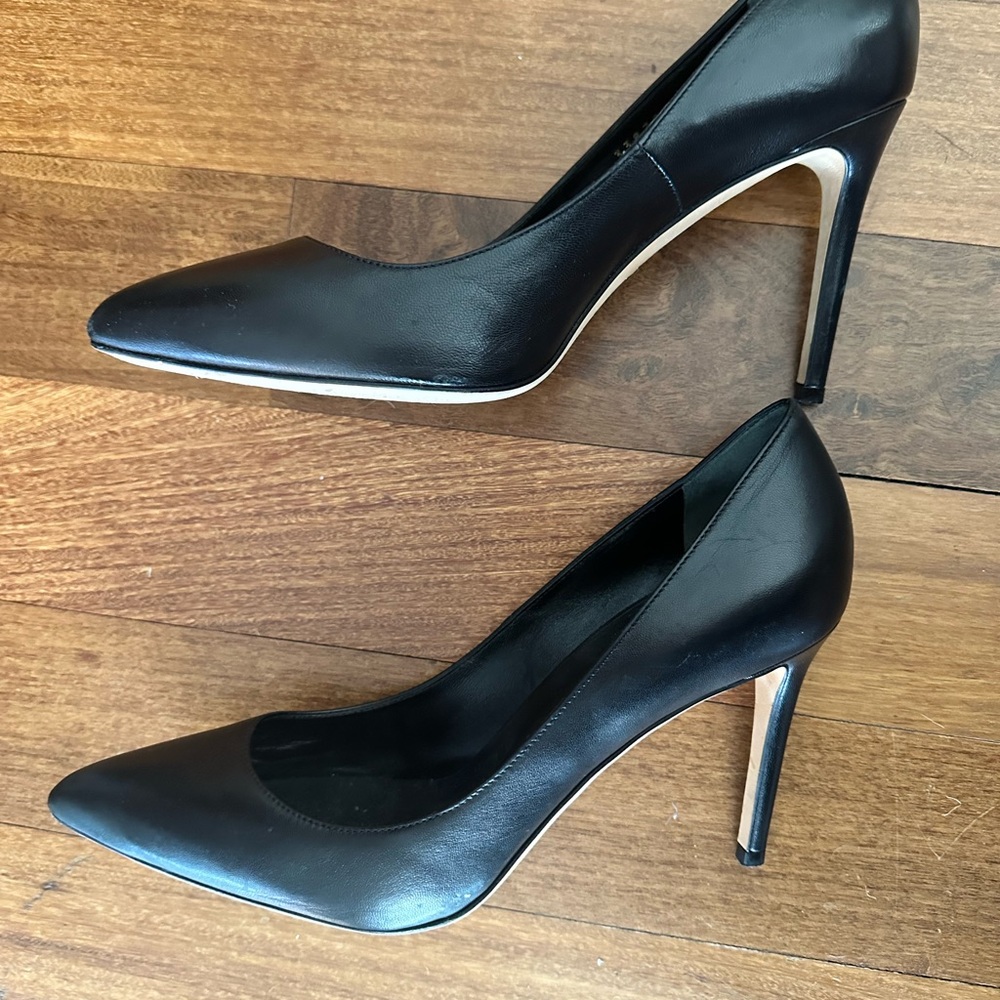 Black Classic Gucci Pumps. Size 38 / 8.  95mm heel.